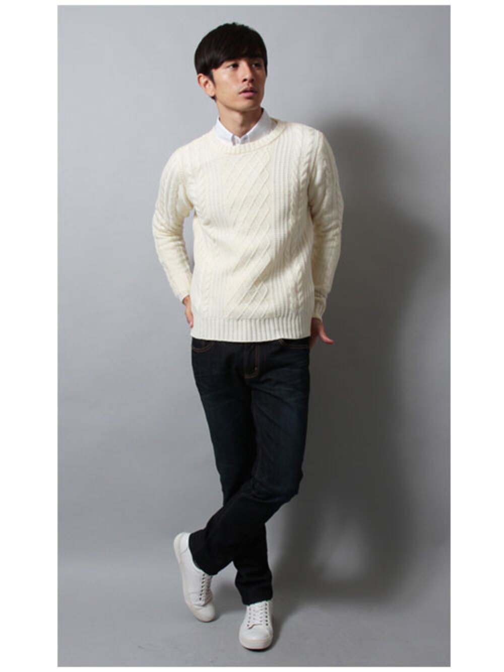 ホワイト系のニット/セーター、ブラック系のシャツ/ブラウス、ブルー系のデニムパンツを着用したメンズの秋コーディネートの1枚目の写真