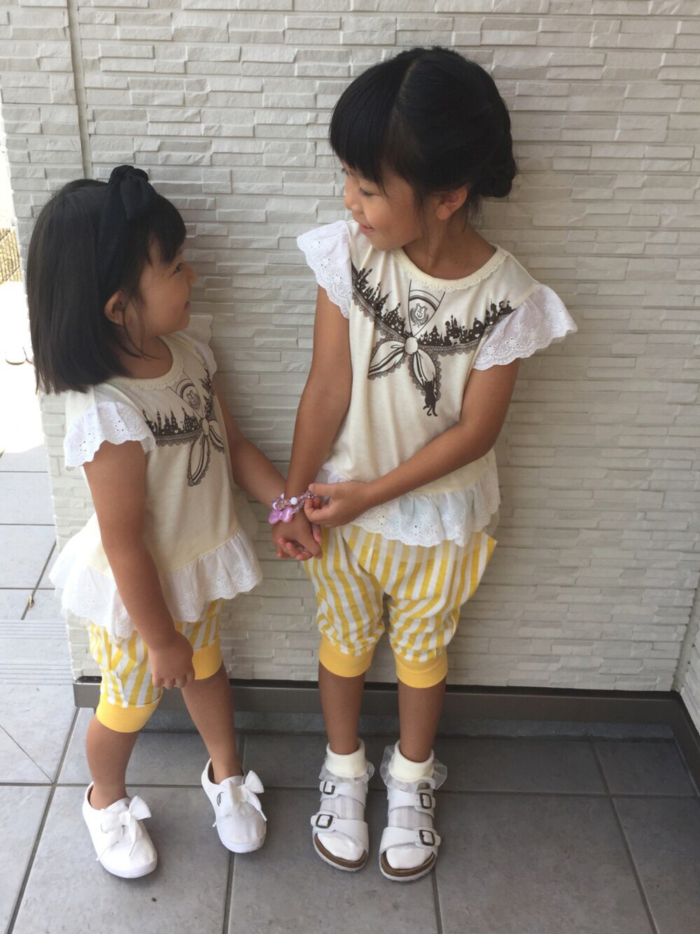 「ドラフトAXE、axes femme、キッズコーデ、カジュアル、女の子、kids、おそろいコーデ、姉妹コーデ、キッズファッション、夏」｜「axes femmeのセーラーデザインプルオーバー（Tシャツ/カットソー、ホワイト系）」を使った、mocoさん（キッズ・100cm）の夏コーディネートの1枚目の写真
