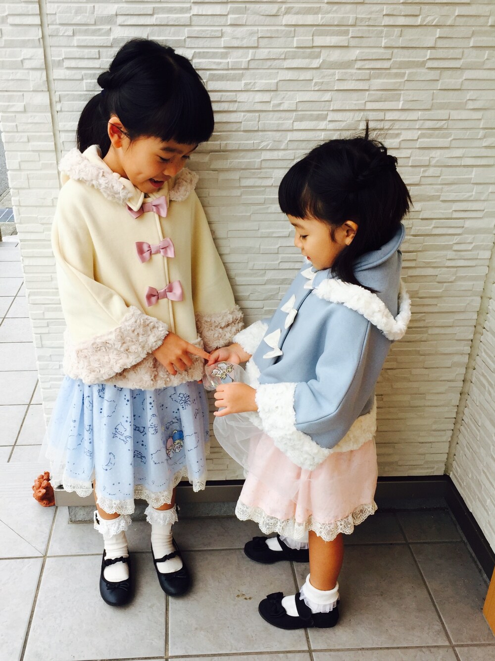 「キッズファッション、女の子コーデ、姉妹コーデ、おそろいコーデ、おんなのこ、おでかけ、axes femme、kids、kidsfashion」｜「axes femmeのキキ＆ララ刺繍入りスカート（スカート、ブルー系）」を使った、mocoさん（キッズ・110cm）の秋コーディネートの1枚目の写真