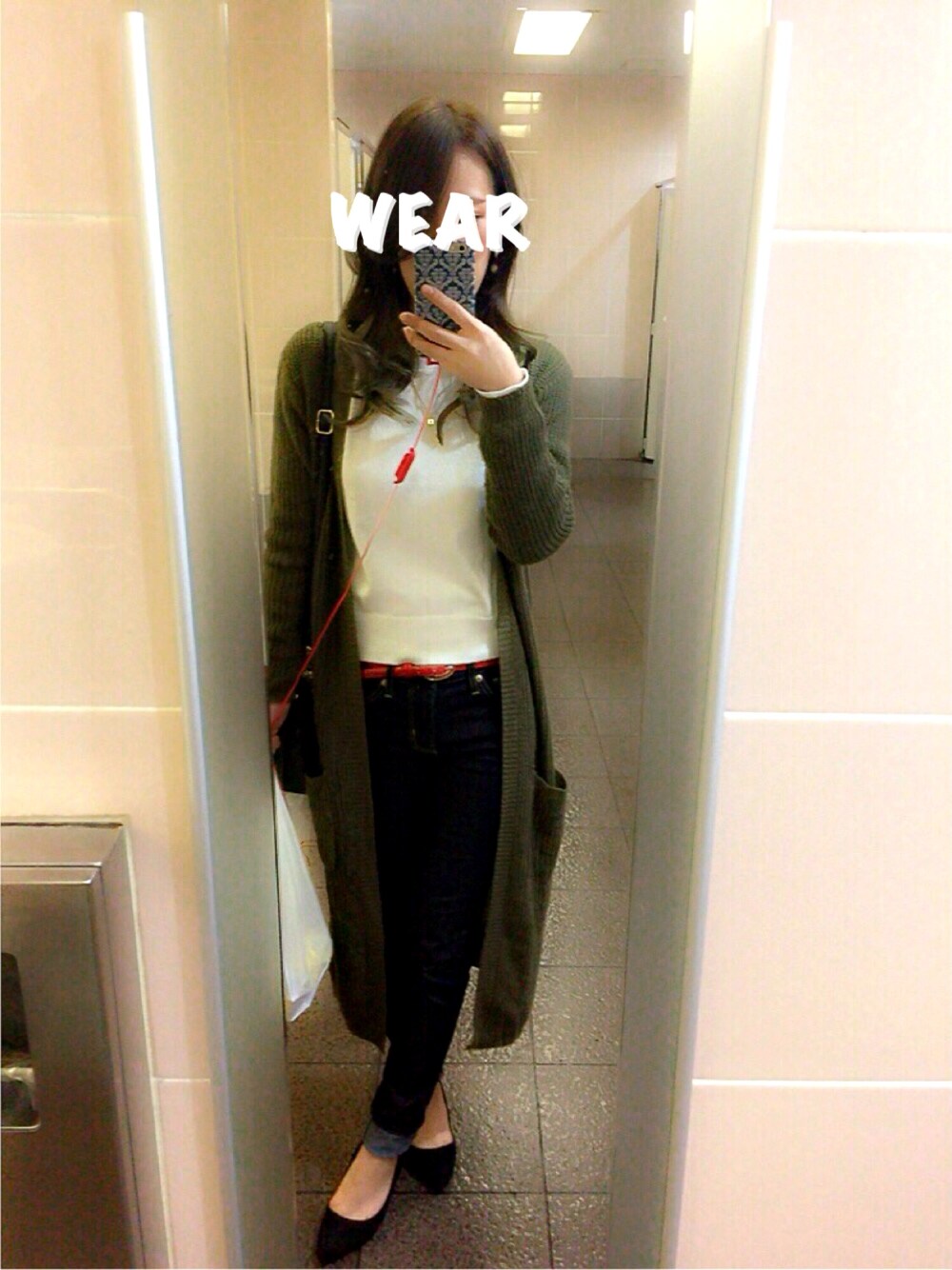 ホワイト系のニット/セーター、グリーン系のカーディガン/ボレロ、ブルー系のパンツを着用したレディースの冬コーディネートの1枚目の写真