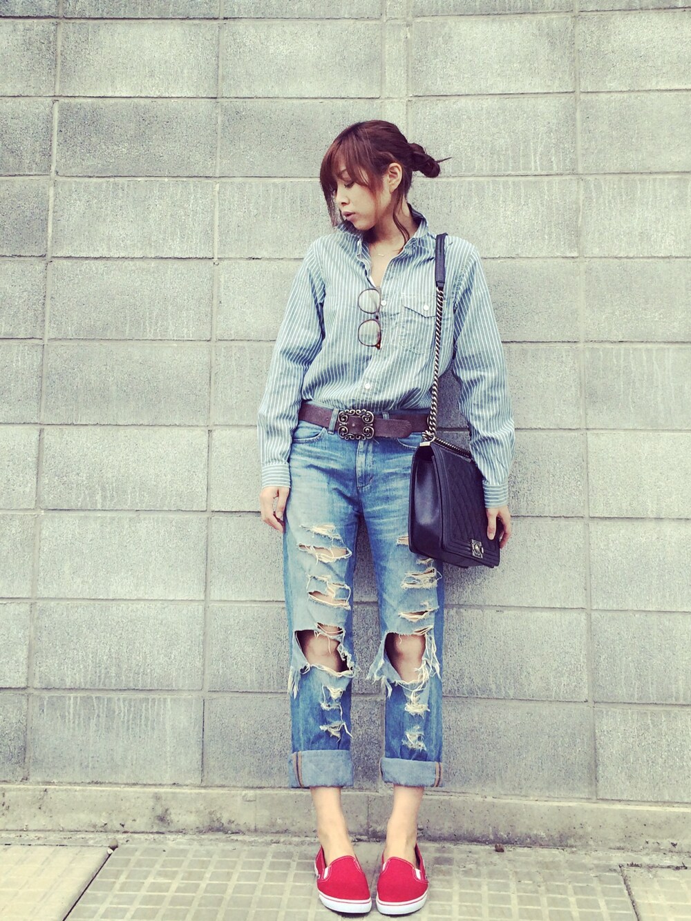 「ストライプシャツ、ダメージデニムパンツ、シャツスタイル、deicy、VANSスリッポン」｜「TODAYFULのアイテム（シャツ/ブラウス、ブルー系）」を使った、美郷さん（レディース・160cm）の春コーディネートの1枚目の写真
