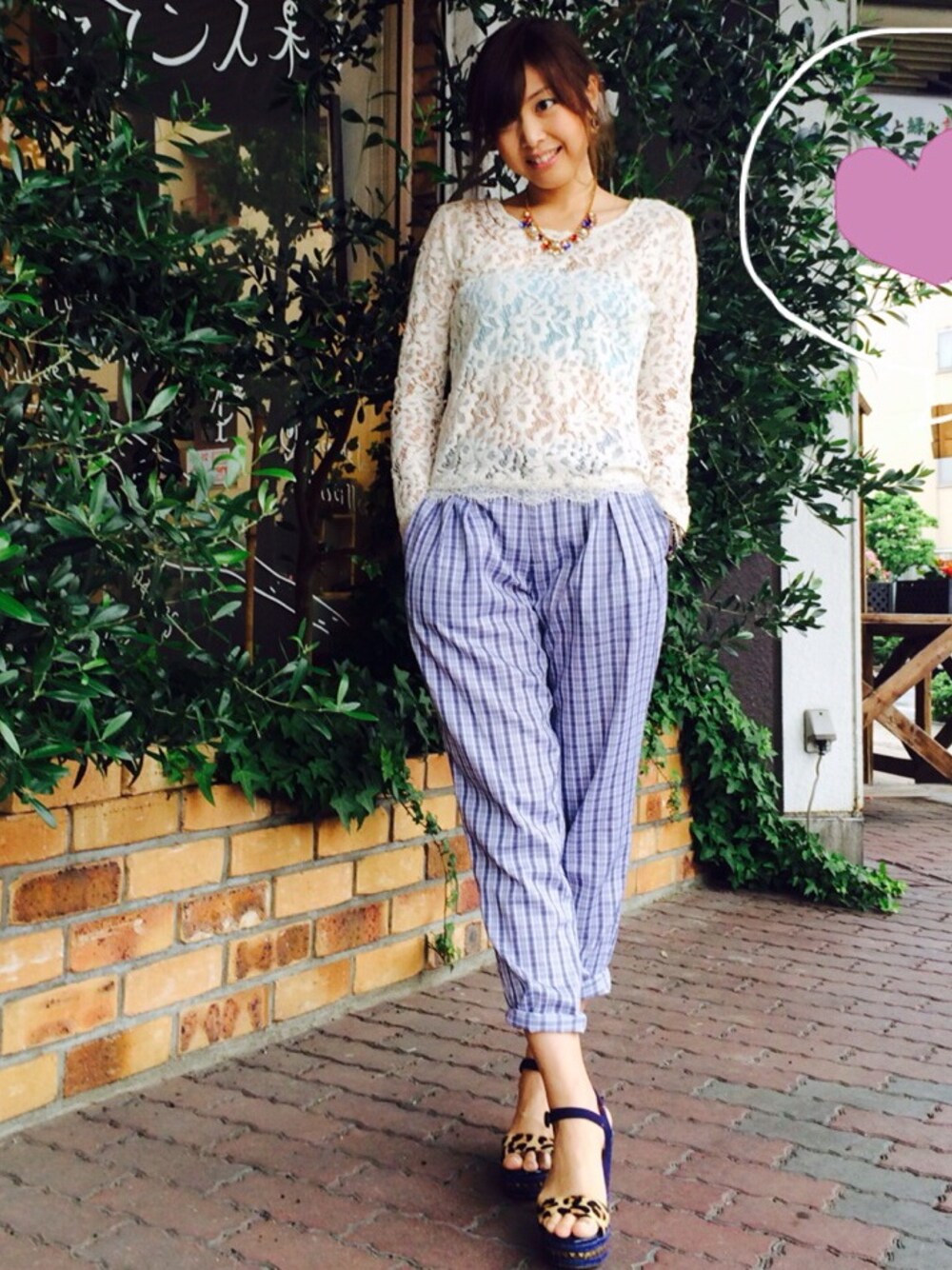 「TOPSHOP、ワイドパンツ、ウェッジソール、NINE、TODAYFUL、ヘソだし、レーストップス、ジャパンブルー」｜「NINEのアイテム（シャツ/ブラウス、ホワイト系）」を使った、美郷さん（レディース・160cm）の夏コーディネートの1枚目の写真