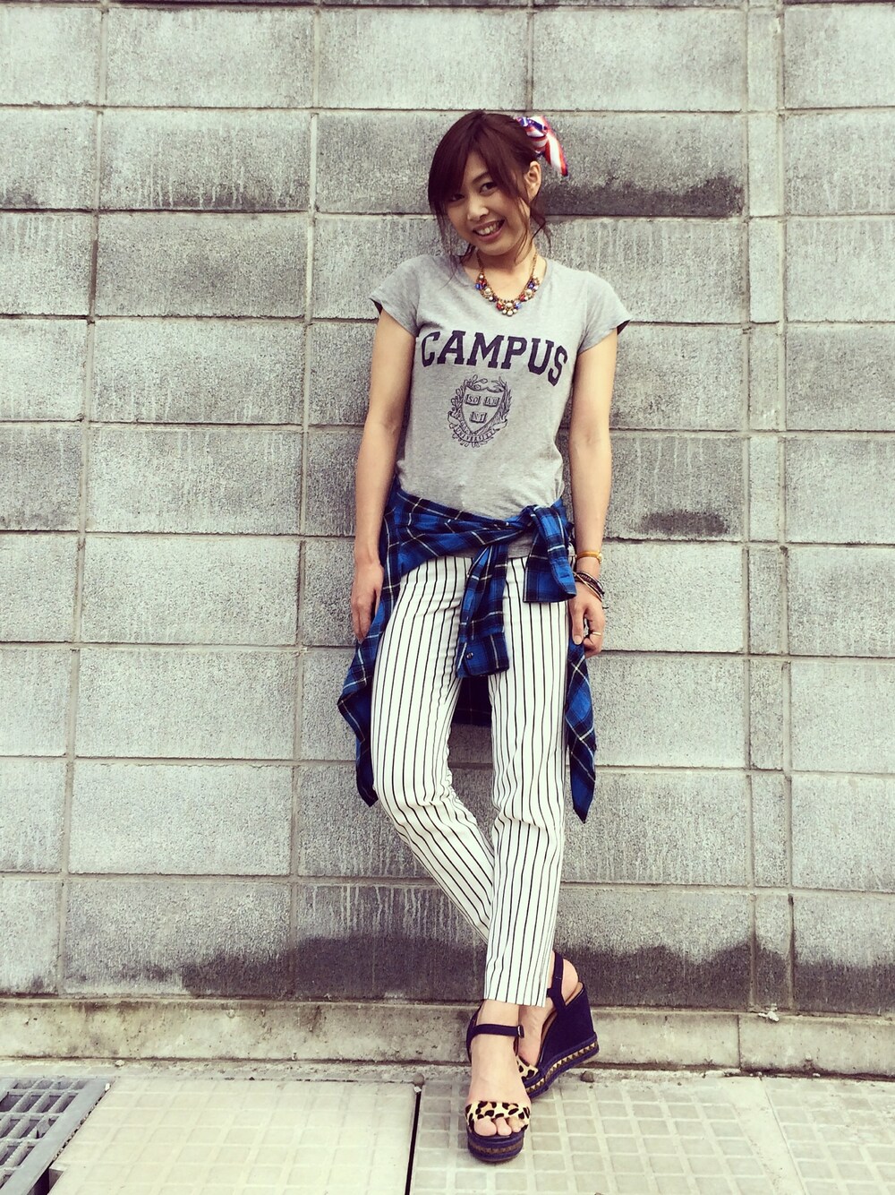 「バンダナ、cher、ウェッジソール、BEAUTY & YOUTH、ジャパンブルー」｜「TODAYFULのアイテム（Tシャツ/カットソー、グレー系）」を使った、美郷さん（レディース・160cm）の夏コーディネートの1枚目の写真