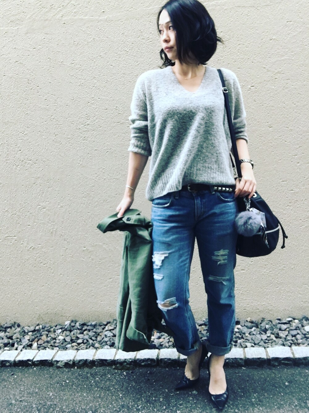 「DouDou、ホールガーメント、ニット、ミリタリーブルゾン、LEE、クラッシュデニム、BLACKBYMOUSSY、スタッズベルト、カジュアルコーデ」｜「DouDouのホールガーメントコクーンVネックプルオーバー（ニット/セーター、グレー系）」を使った、aikoさん（レディース・158cm）の秋コーディネートの1枚目の写真