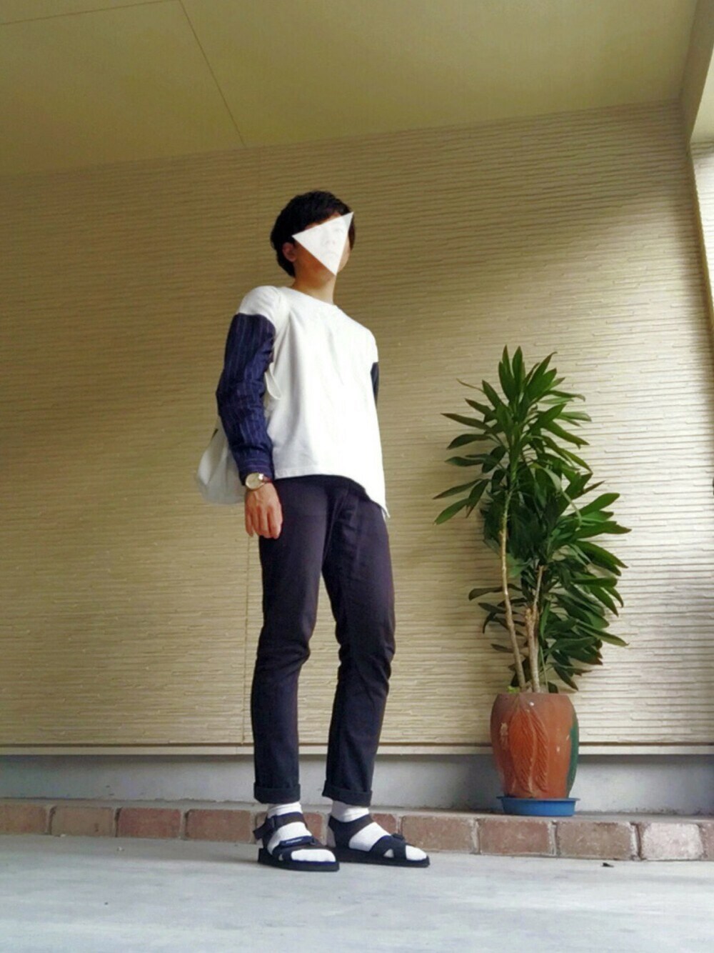 ホワイト系のスウェット、ホワイト系のトートバッグ、ブラック系のサンダルを着用したメンズの春コーディネートの1枚目の写真