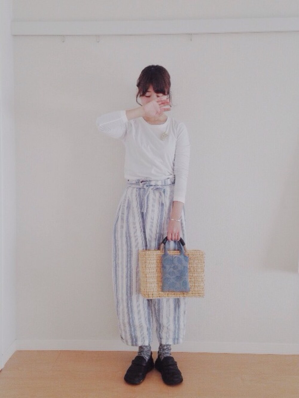 ブルー系のトートバッグ、ブラック系のその他シューズ、ブルー系のその他パンツを着用したレディースの冬コーディネートの1枚目の写真