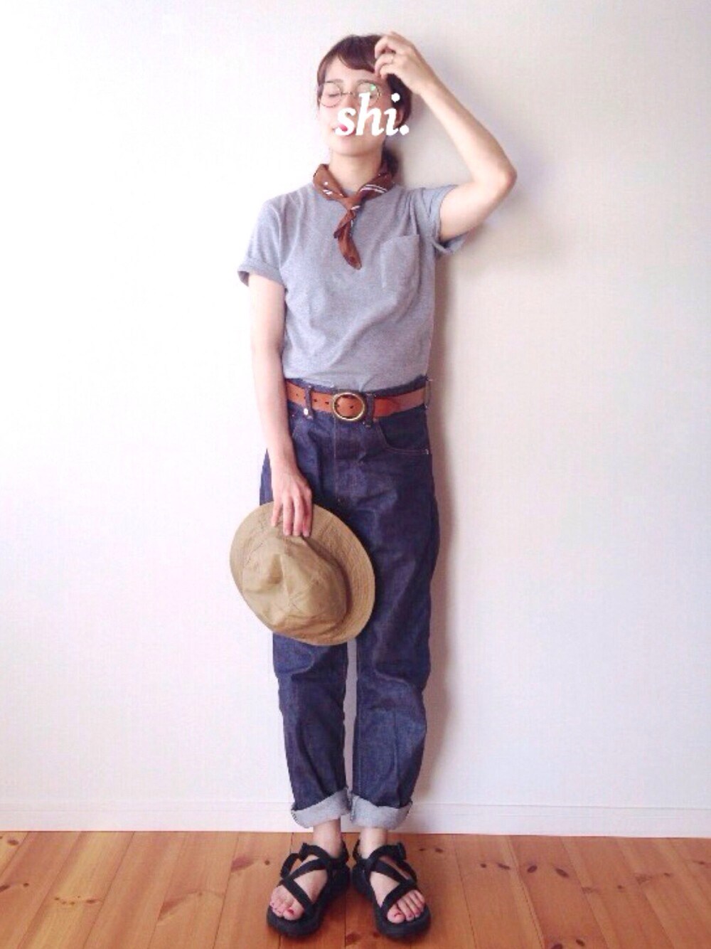 「夏、金子眼鏡、丸眼鏡、ポケットＴシャツ、デニム、chaco、マタニティ、スカーフ」｜「LABOUR AND WAITの【LABOUR AND WAIT】C072 MULTI SPOT HANDKERCHIEF（ハンカチ/ハンドタオル、ブラウン系）」を使った、 s h i.さん（レディース・157cm）の夏コーディネートの1枚目の写真