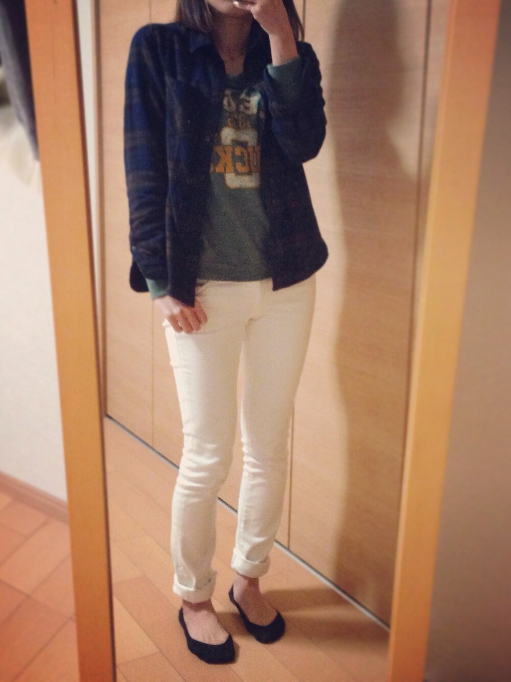 ブラウン系のシャツ/ブラウス、ホワイト系のその他パンツ、グリーン系のTシャツ/カットソーを着用したレディースの秋コーディネートの1枚目の写真