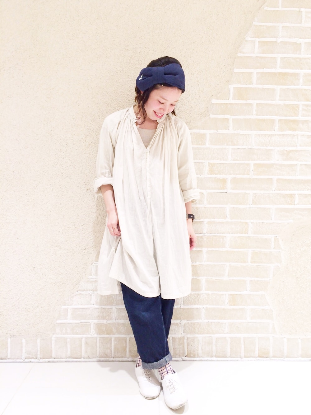 オレンジ系のソックス/靴下を着用したレディースの春コーディネートの1枚目の写真