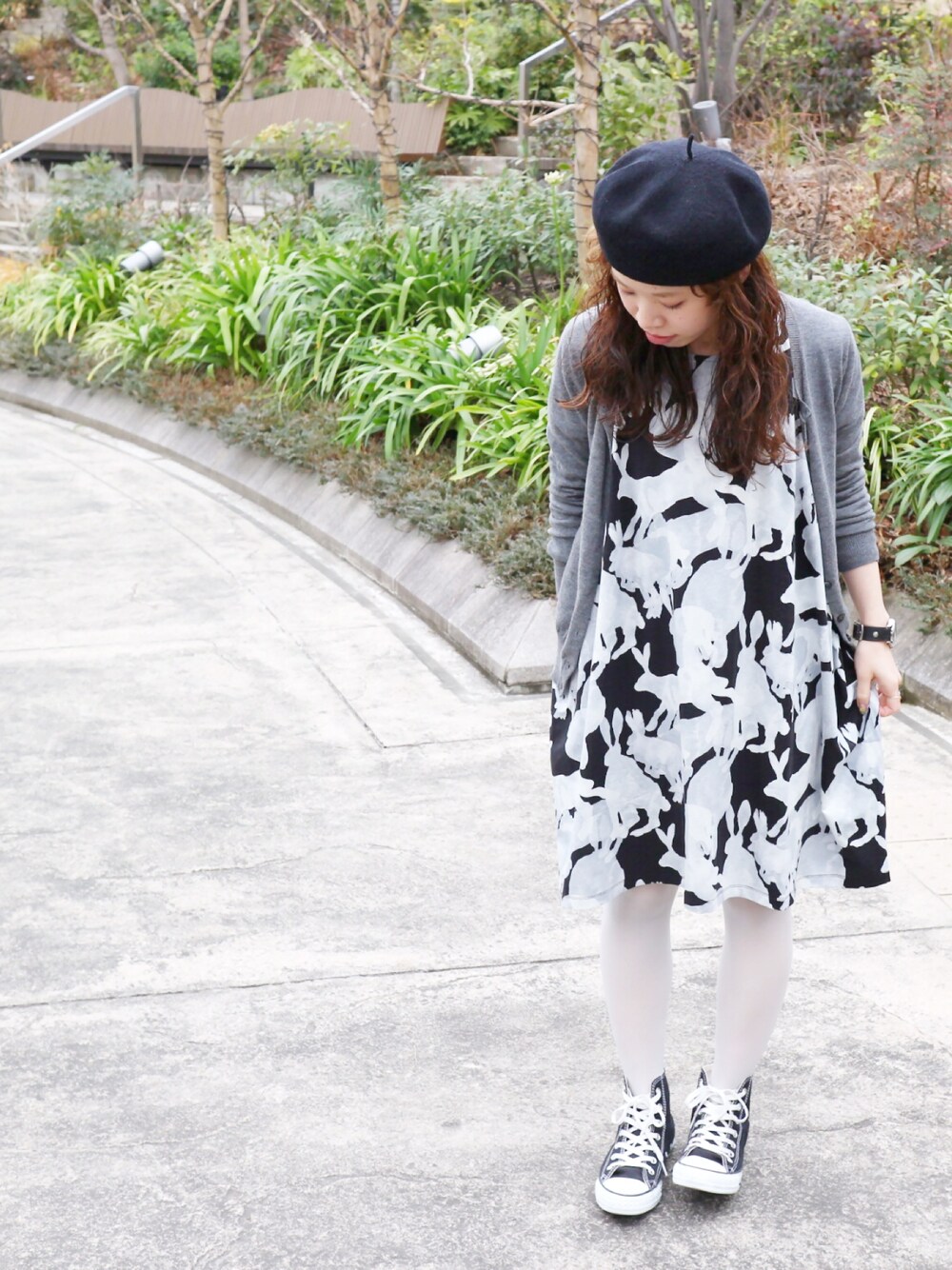 グレー系のタイツ/ストッキングを着用したレディースの冬コーディネートの1枚目の写真