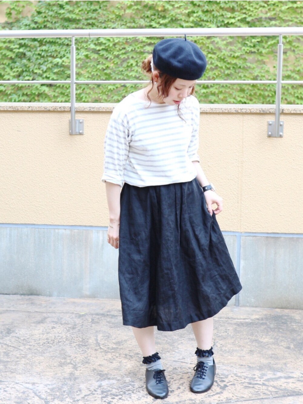 グレー系のレッグウェアを着用したレディースの夏コーディネートの1枚目の写真