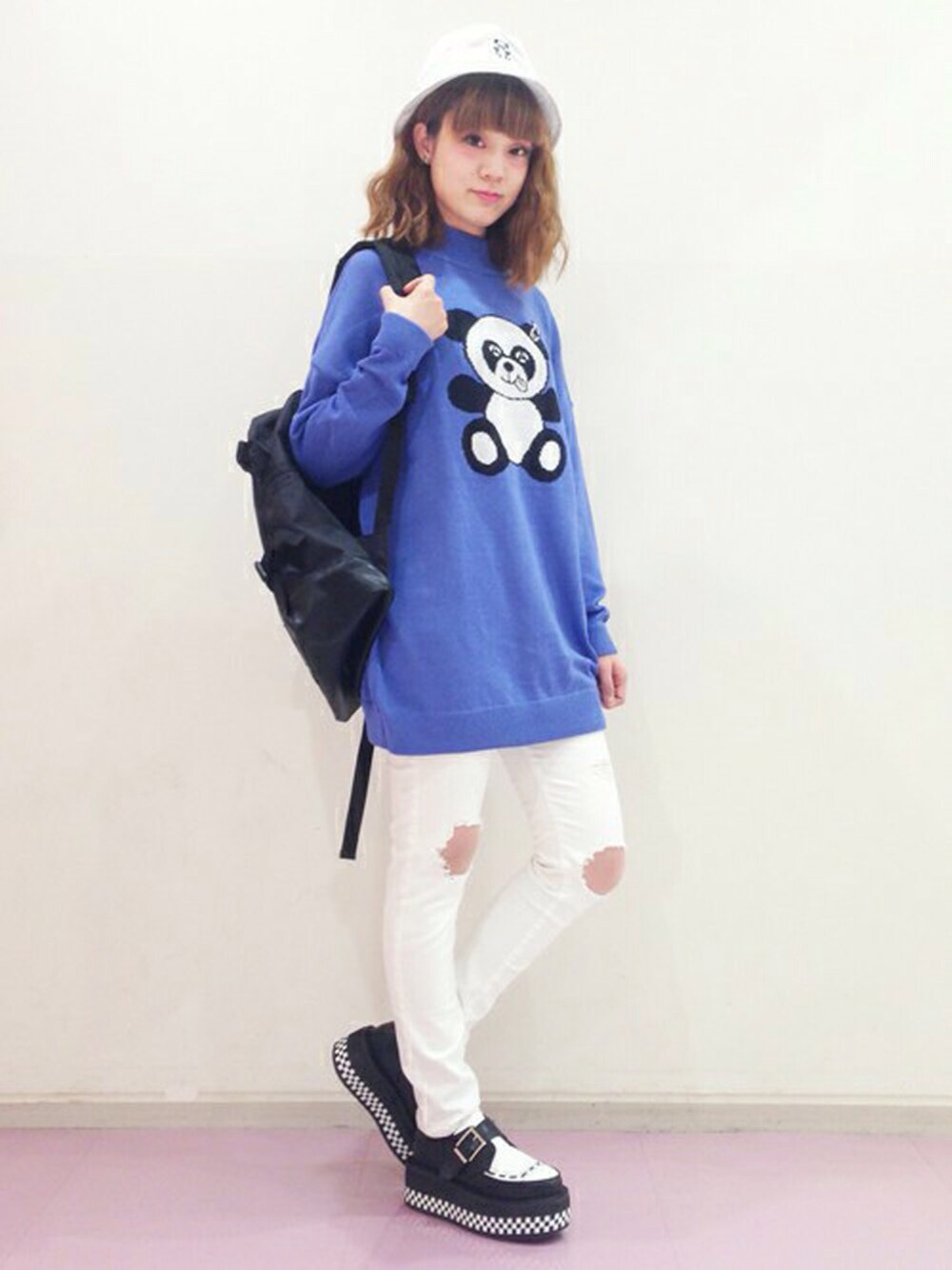 ブルー系のワンピース、ホワイト系のデニムパンツ、ブラック系のシューズを着用したレディースの冬コーディネートの1枚目の写真