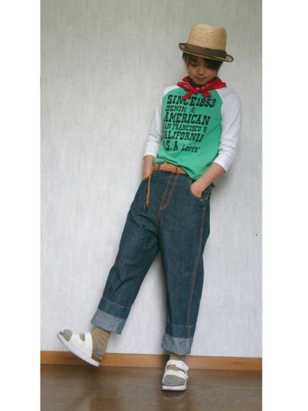 グリーン系のTシャツ/カットソーを着用したレディースの夏コーディネートの1枚目の写真