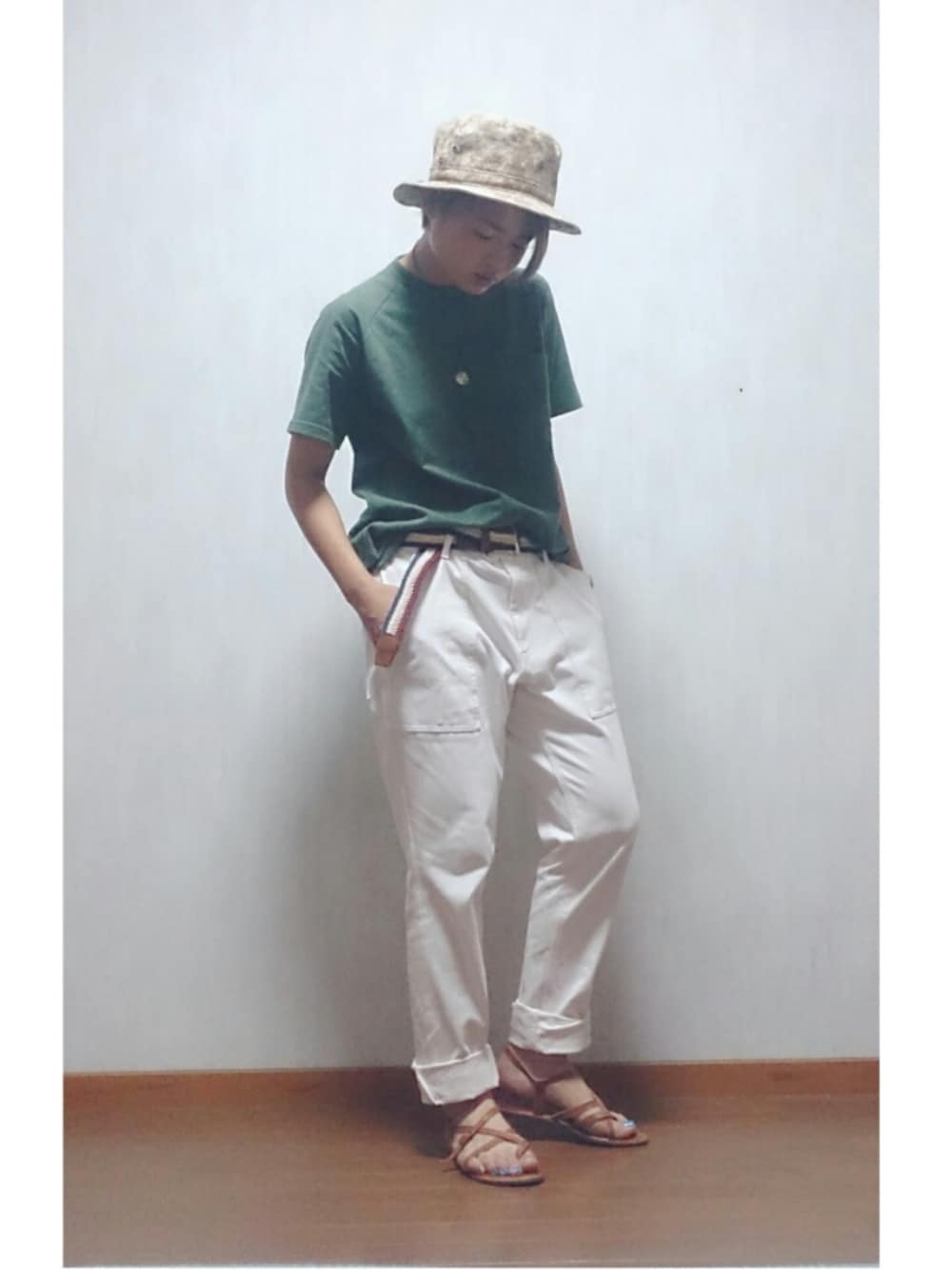 ホワイト系のその他パンツ、グリーン系のTシャツ/カットソーを着用したレディースの秋コーディネートの1枚目の写真