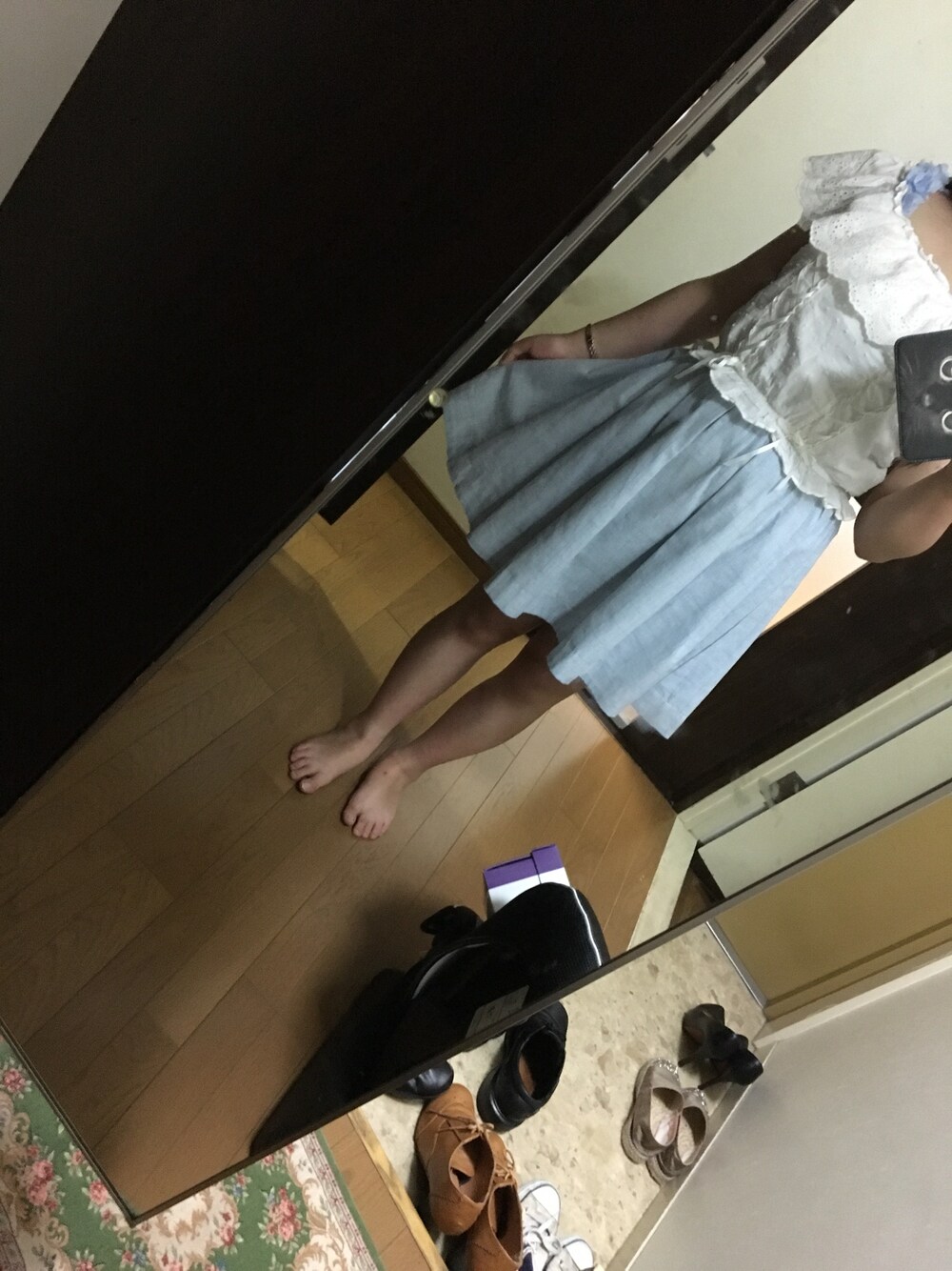 ブルー系のスカート、ホワイト系のシャツ/ブラウス、ブルー系のタンクトップを着用したレディースの夏コーディネートの1枚目の写真