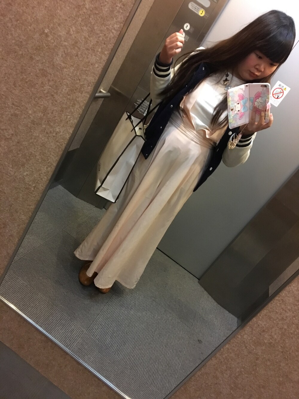 ピンク系のつなぎ/オールインワン、ホワイト系のTシャツ/カットソー、ブルー系のスタジャンを着用したレディースの冬コーディネートの1枚目の写真