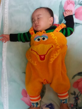 「アイテム（サロペット/オーバーオール、イエロー系）」を使った、たろうさん（キッズ・70cm）の冬コーディネート