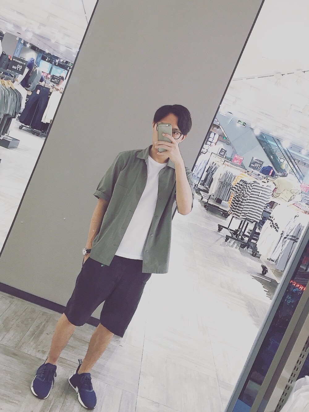 「Shenzhen」｜「UNIQLOのアイテム（シャツ/ブラウス、グリーン系）」を使った、Arronbo05さん（メンズ・174cm）の春コーディネートの1枚目の写真