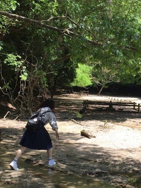 「Kanken（カンケン）のアイテム（ショルダーバッグ、ブラック系）」を使った、奥田晃子さん（レディース・153cm）の夏コーディネート