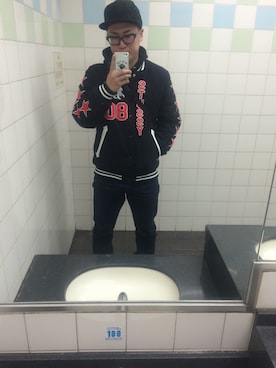 「トイレから失礼しやす」｜「アイテム（スタジャン）」を使った、まっつんさん（メンズ・170cm）の冬コーディネート