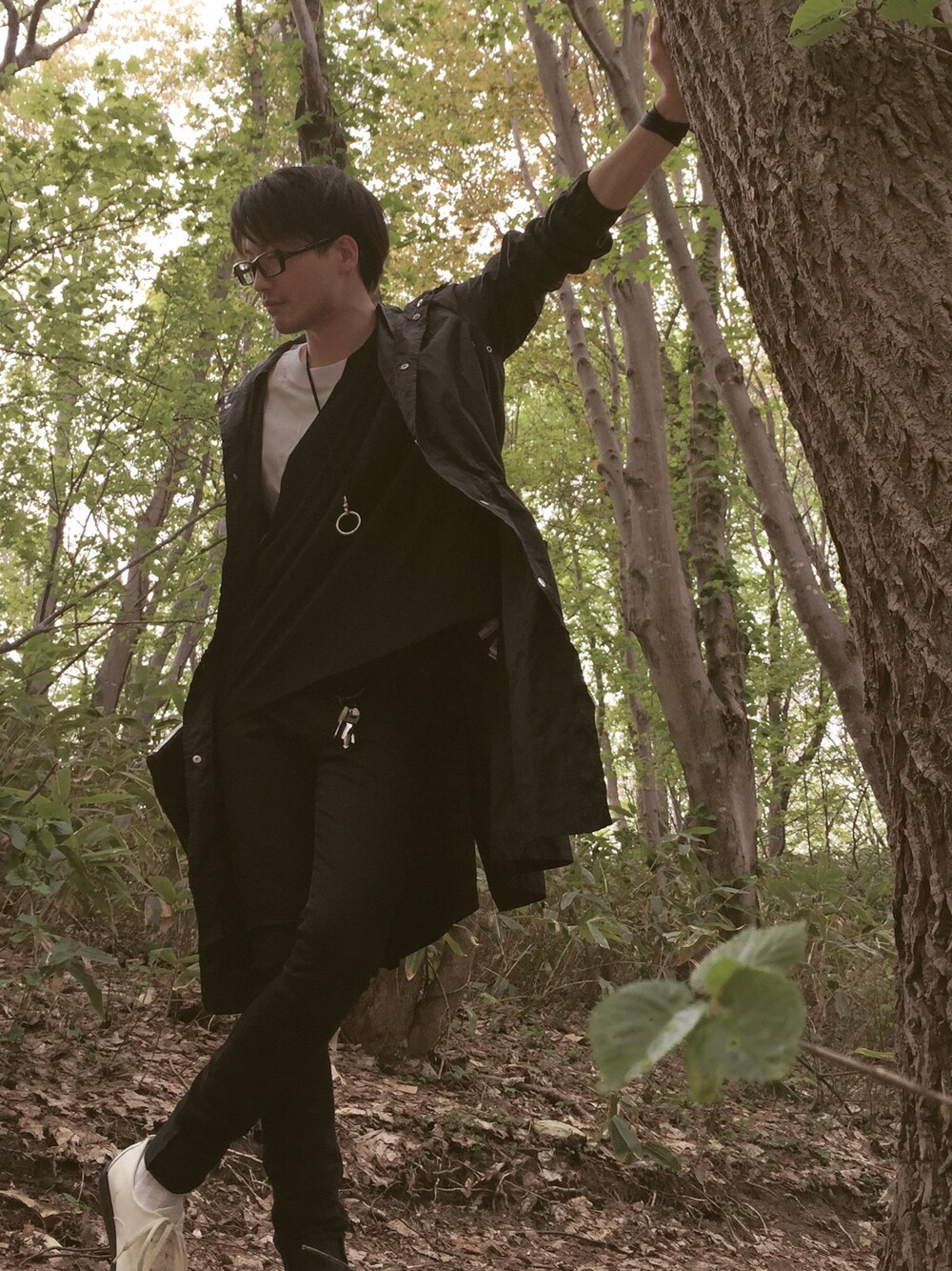 ブラック系のナイロンジャケット、ホワイト系のTシャツ/カットソー、ブラック系のカーゴパンツを着用したメンズの春コーディネートの1枚目の写真