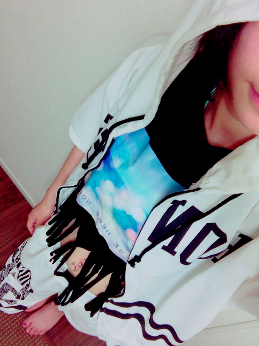 「へそ出し、遊園地、ホワイト」｜「SPINNSのアイテム（Tシャツ/カットソー、ブラック系）」を使った、しおちむちーさん（レディース・165cm）の夏コーディネートの1枚目の写真