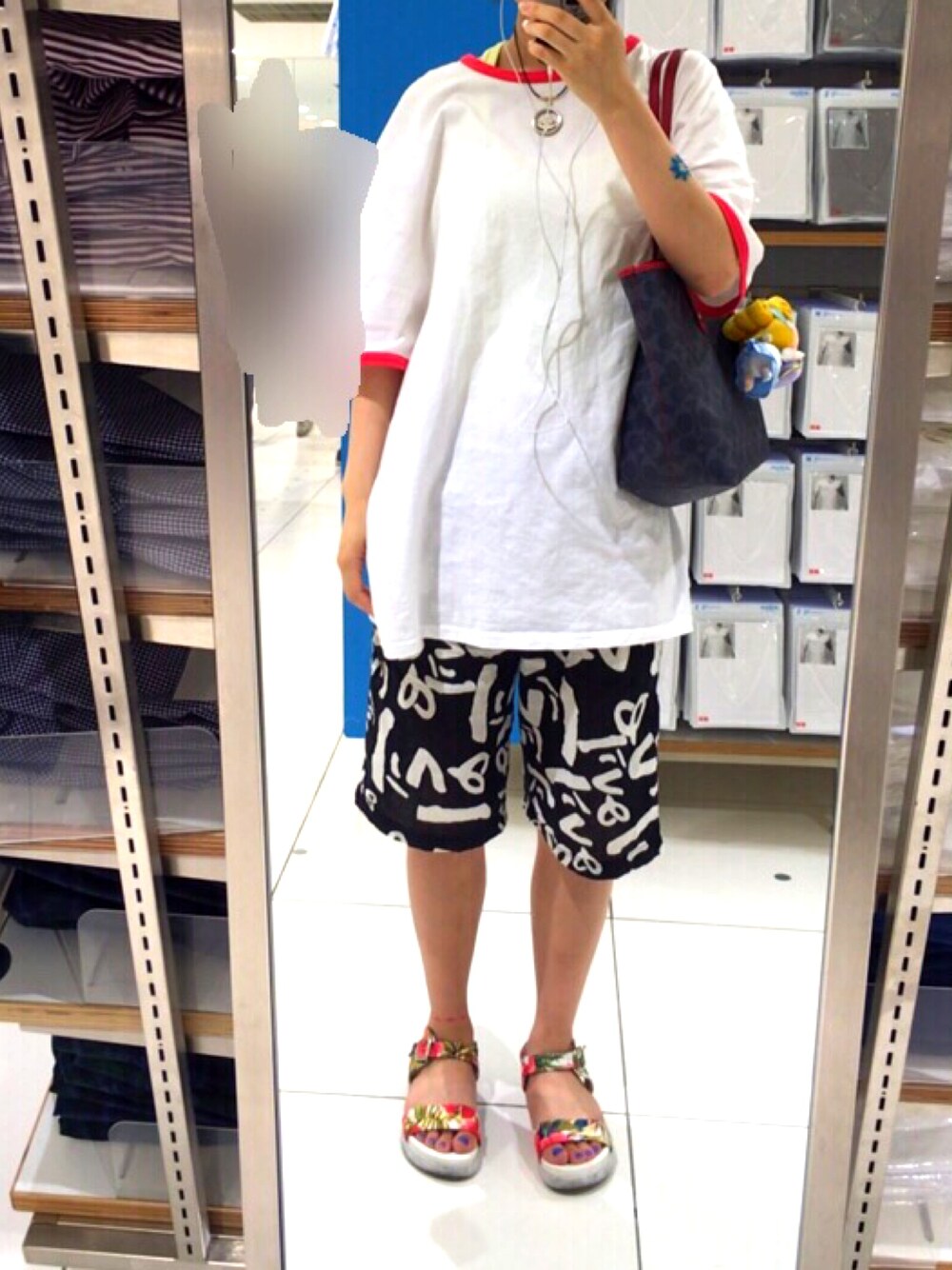 「SPINNSのアイテム（Tシャツ/カットソー、ホワイト系）」を使った、しおちむちーさん（レディース・165cm）の夏コーディネートの1枚目の写真