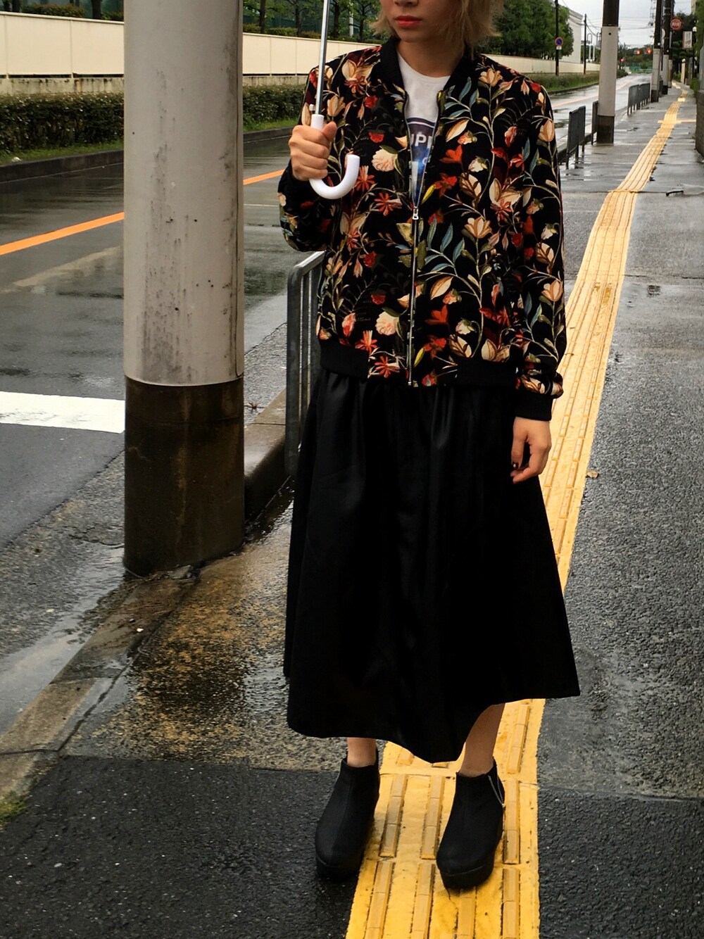 「雨の日、秋」｜「ZARAのアイテム（スカート、ブラック系）」を使った、しおちむちーさん（レディース・165cm）の秋コーディネートの1枚目の写真