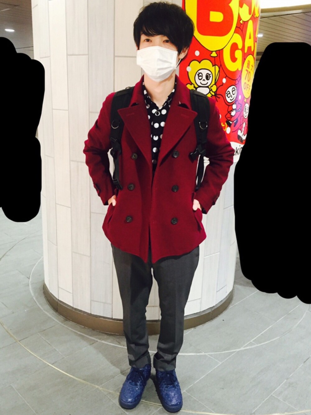 レッド系のピーコート、グレー系のスラックス、ブラック系のシャツ/ブラウスを着用したメンズの冬コーディネートの1枚目の写真