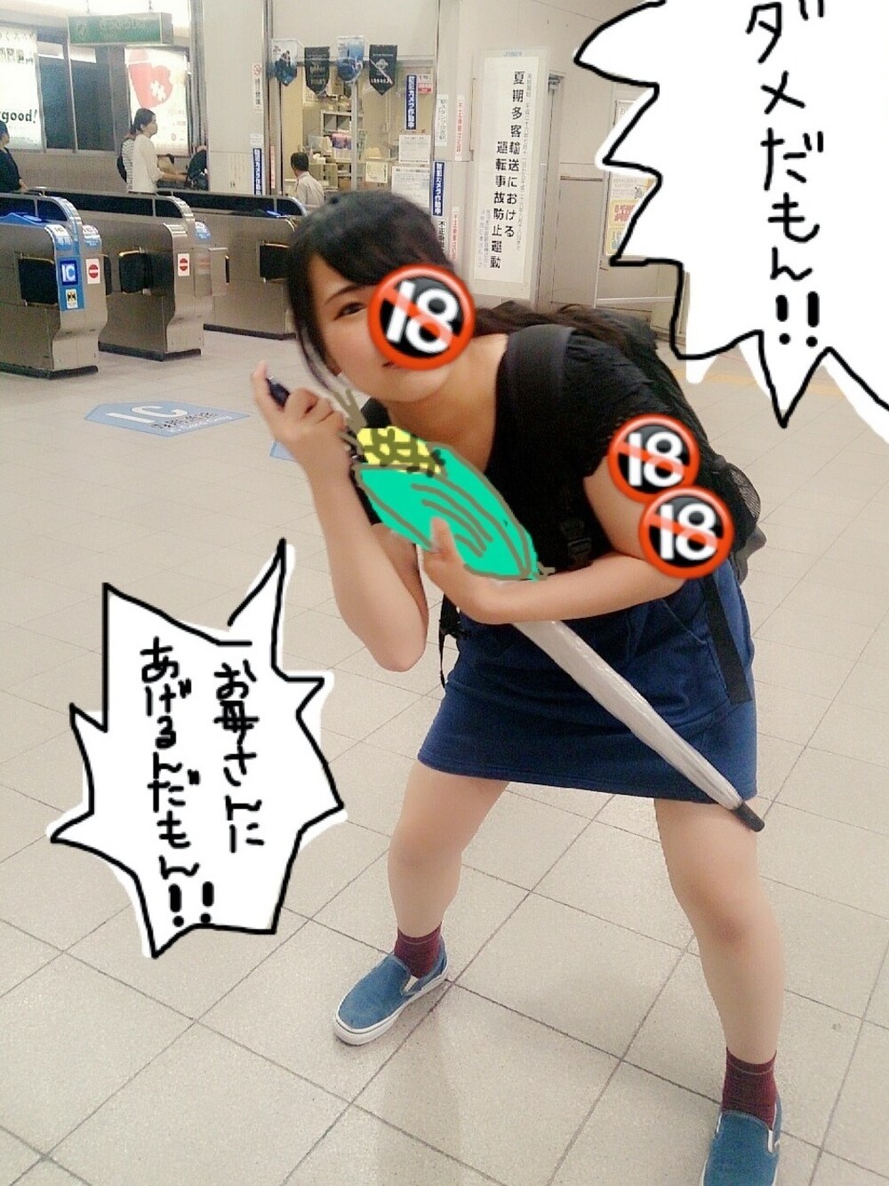 ブラック系のバックパック/リュック、ブルー系のスニーカー、ブラック系のTシャツ/カットソーを着用したレディースの夏コーディネートの1枚目の写真