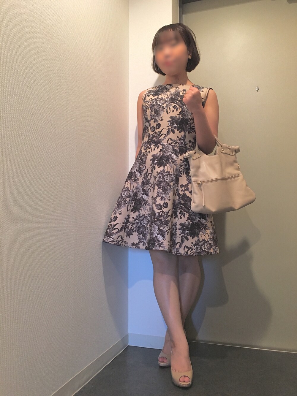 「シンプルコーデ、大人コーデ、ワンピース、コンサバ、キレイめ、花柄、ootd、outfit」｜「STRAWBERRY-FIELDSのアイテム（パンプス、ベージュ系）」を使った、hannaさん（レディース・149cm）の夏コーディネートの1枚目の写真
