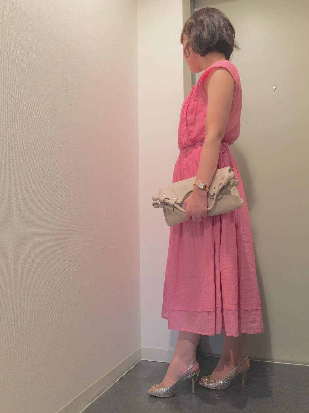 「summer、大人カジュアル、シンプルスタイル、暑い、outfit、大人コーデ、マキシ丈ワンピース、クラッチバッグ、ハイヒール」｜「DIANAのアイテム（サンダル、ゴールド系）」を使った、hannaさん（レディース・149cm）の夏コーディネートの1枚目の写真
