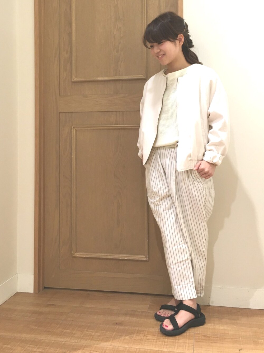 ベージュ系のブルゾン、その他のその他パンツ、ブラック系のサンダルを着用したレディースの春コーディネートの1枚目の写真