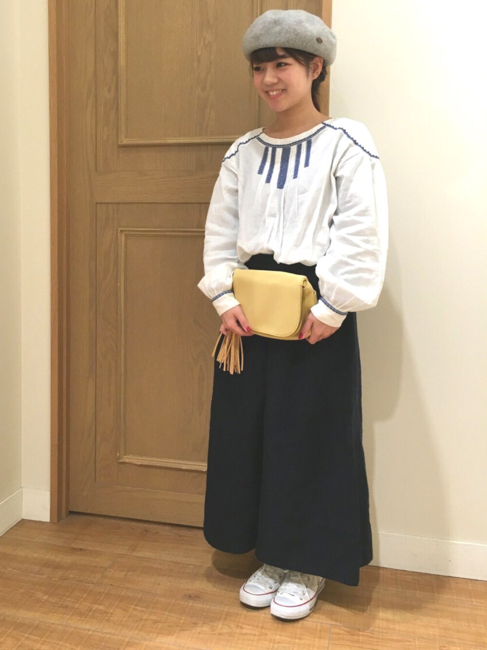 ブルー系のシャツ/ブラウス、イエロー系のショルダーバッグ、ブルー系のその他パンツを着用したレディースの冬コーディネートの1枚目の写真