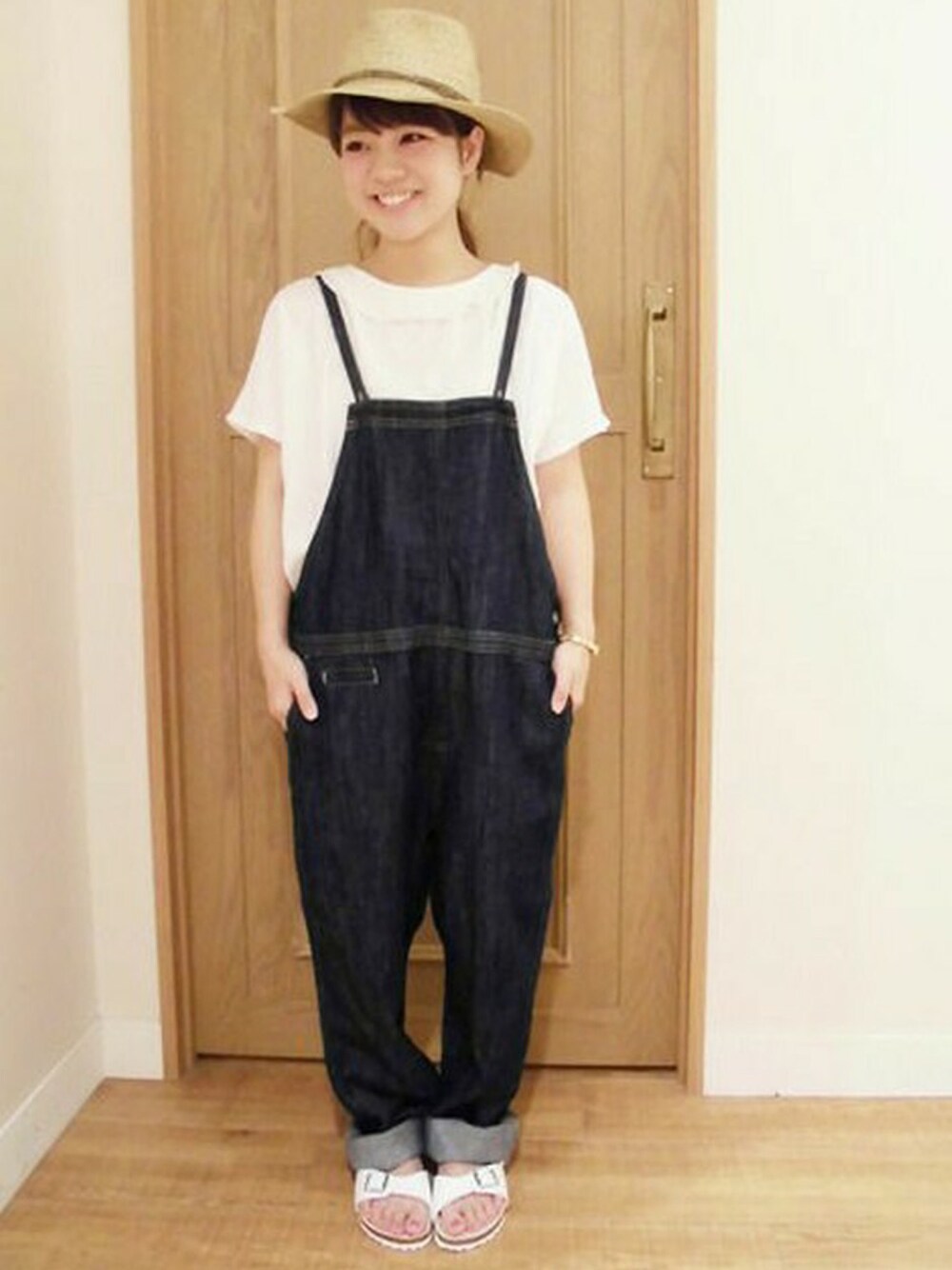 ホワイト系のサンダル、ブルー系のその他パンツ、ホワイト系のTシャツ/カットソーを着用したレディースの夏コーディネートの1枚目の写真