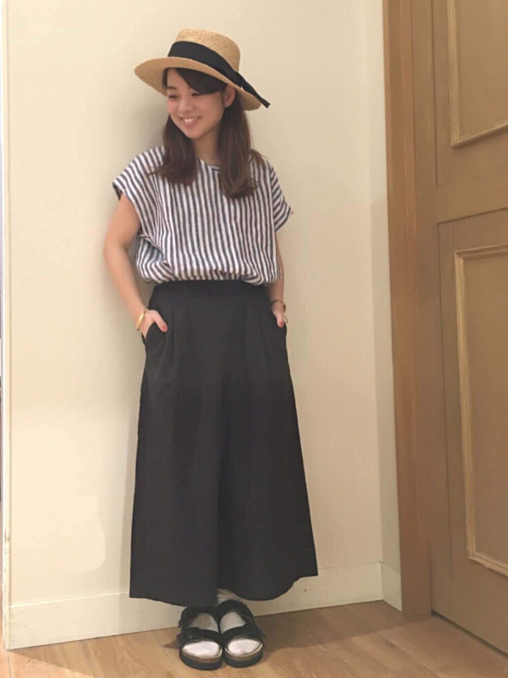 その他のシャツ/ブラウス、グレー系のその他パンツ、ブラック系のサンダルを着用したレディースの春コーディネートの1枚目の写真