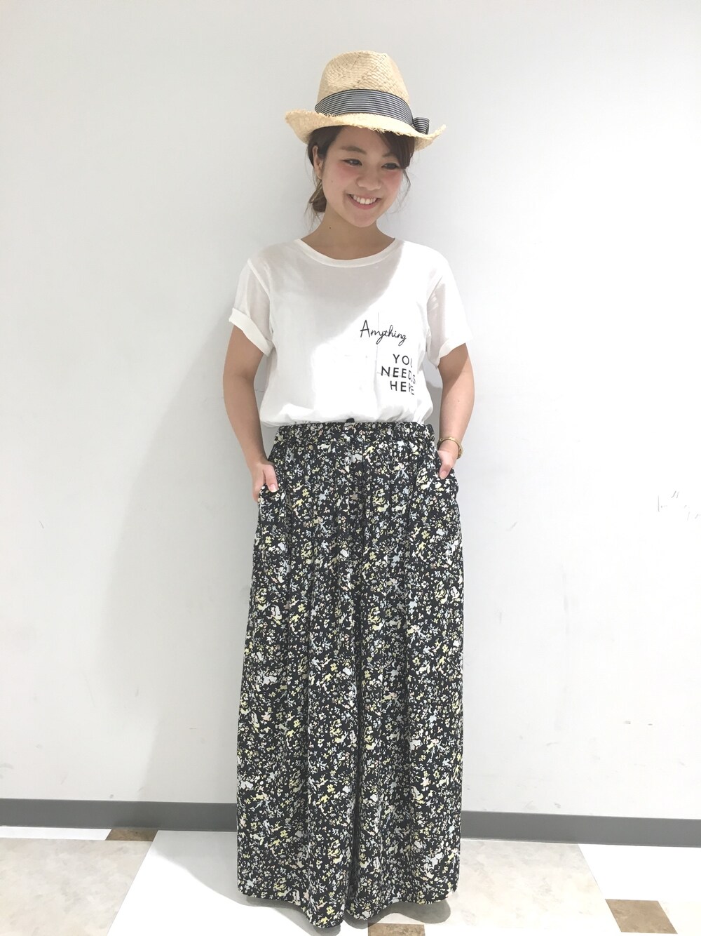 ホワイト系のTシャツ/カットソー、その他のその他パンツ、その他の帽子を着用したレディースの春コーディネートの1枚目の写真