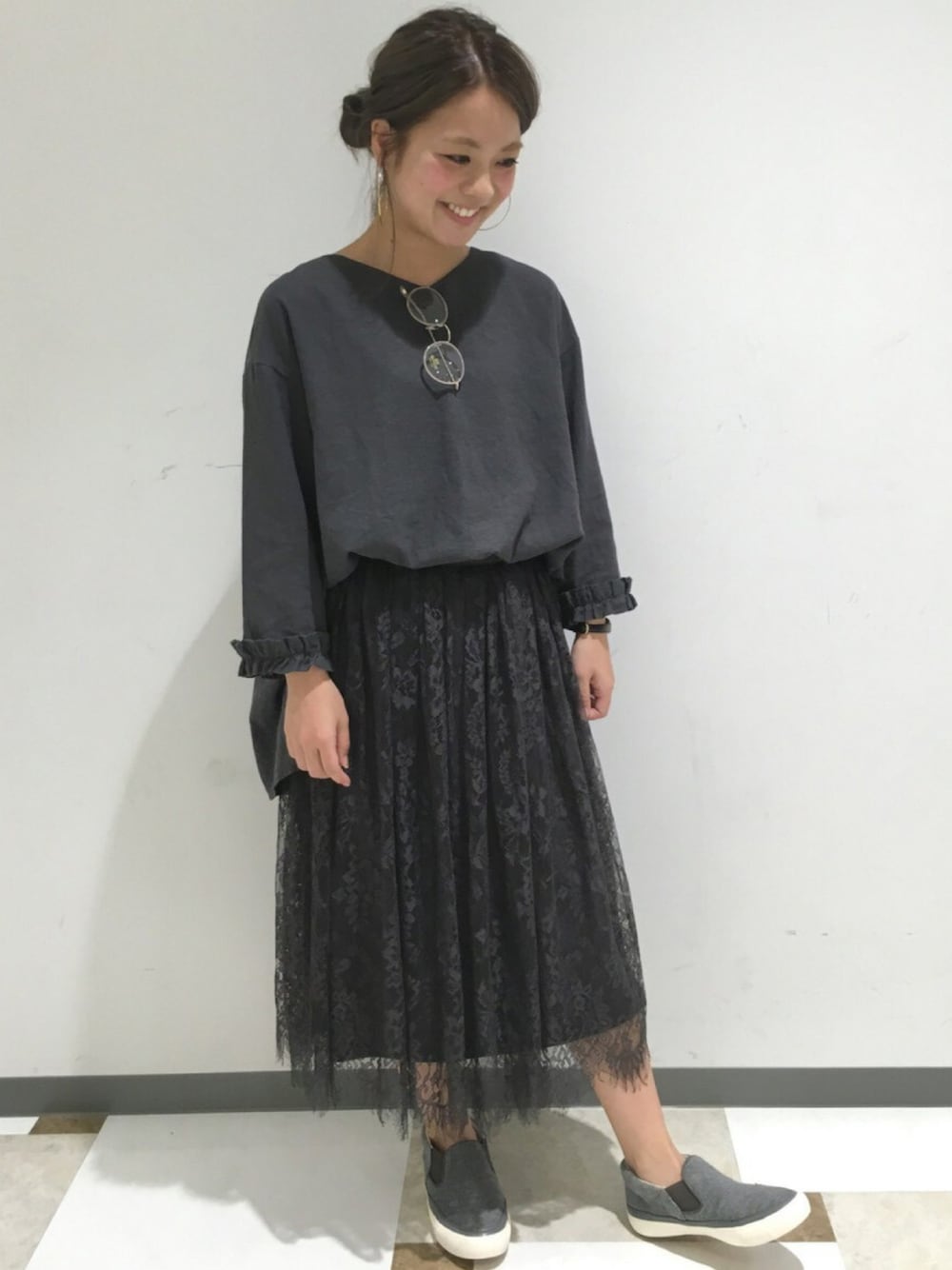 その他のシャツ/ブラウス、グレー系のスカート、グレー系のスリッポンを着用したレディースの秋コーディネートの1枚目の写真