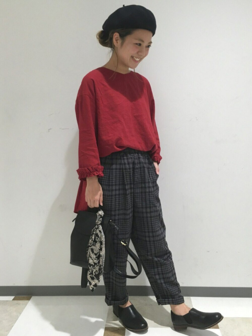 「studio clip、スタディオクリップ(studio CLIP)、studioclip、ベレー帽、ベレー帽の会、秋のコーデ、ロンドンガール、レザーシューズ、赤、はまじコラボ」｜「studio CLIPのコラボ リネンレーヨンバックフレアブラウス（シャツ/ブラウス、レッド系）」を使った、studio CLIP saitoさん（レディース・148cm）の秋コーディネートの1枚目の写真