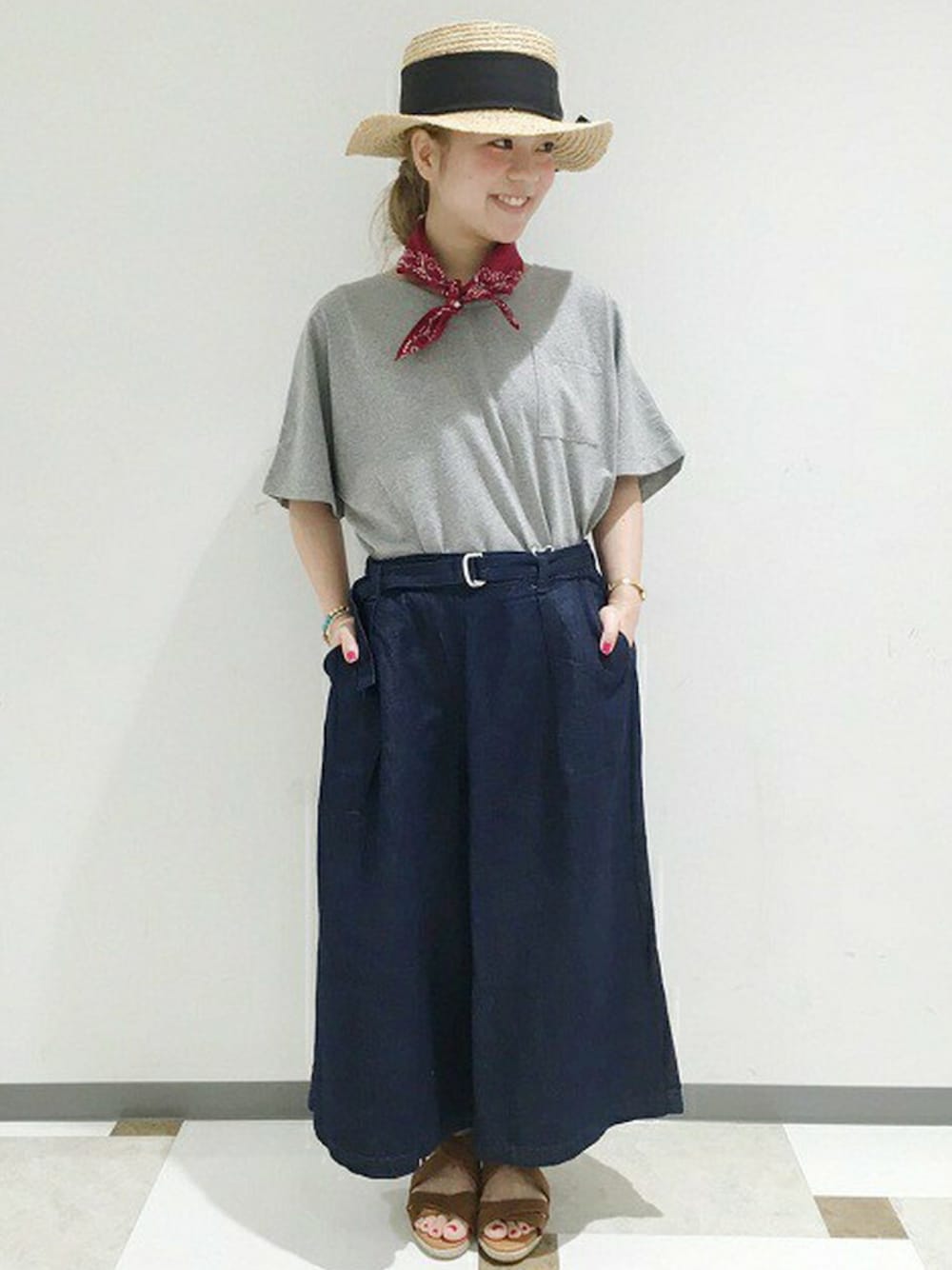 「カジュアル、グレー、ハット、バンダナ、サンダル、ガウチョパンツ、ポケットＴシャツ、studio clip、ティーシャツ、スタディオクリップ」｜「studio CLIPのラフィアカンカン（ハット、ベージュ系）」を使った、studio CLIP saitoさん（レディース・148cm）の夏コーディネートの1枚目の写真