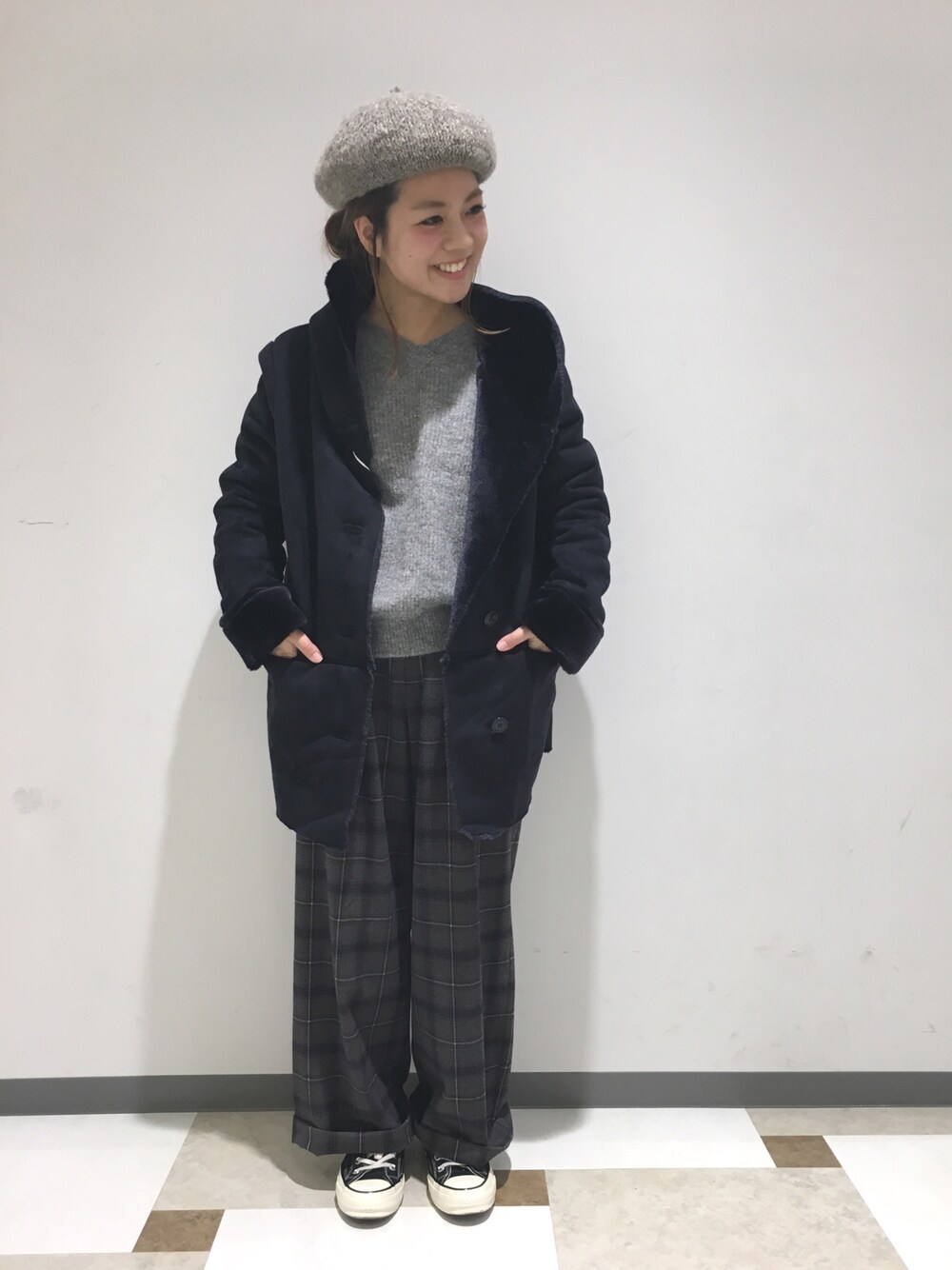「シンプルコーデ、秋冬コーデ、スニーカー、ムートンコート、ムートン、チェック、ワイドパンツ、ベレー帽、studio clip、スタディオクリップ(studio CLIP)」｜「studio CLIPのアイテム（帽子、ブラウン系）」を使った、studio CLIP saitoさん（レディース・148cm）の秋コーディネートの1枚目の写真