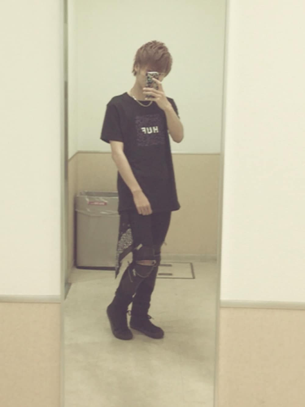 「street、saint laurent paris、HUF、オールブラック」｜「HUFのアイテム（Tシャツ/カットソー、ブラック系）」を使った、とらきゅんさん（メンズ・180cm）の夏コーディネートの1枚目の写真