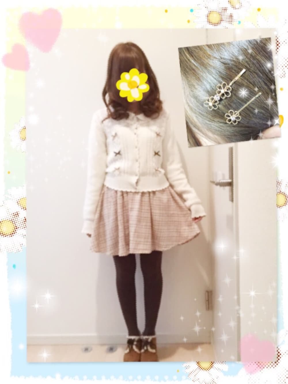 ホワイト系のカーディガン/ボレロ、ホワイト系のシャツ/ブラウス、ブラウン系のブーティを着用したレディースの冬コーディネートの1枚目の写真