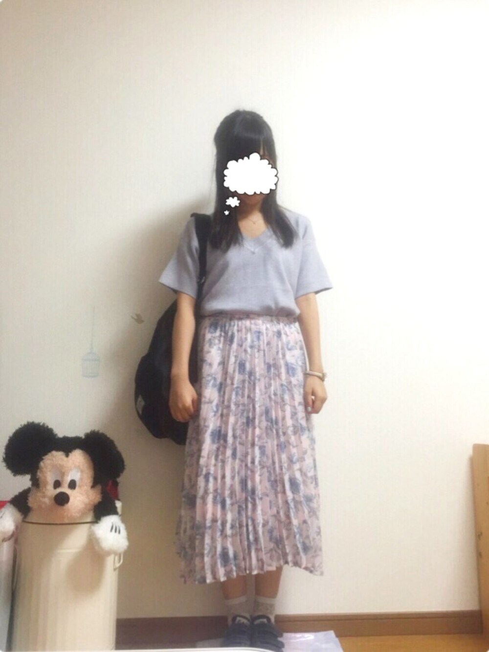 グレー系のTシャツ/カットソー、ピンク系のスカート、ブルー系のスニーカーを着用したレディースの夏コーディネートの1枚目の写真