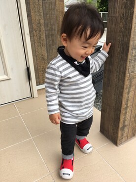 「無印良品（ムジルシリョウヒン）のアイテム（Tシャツ/カットソー、グレー系）」を使った、SiONさん（キッズ・90cm）の春コーディネート