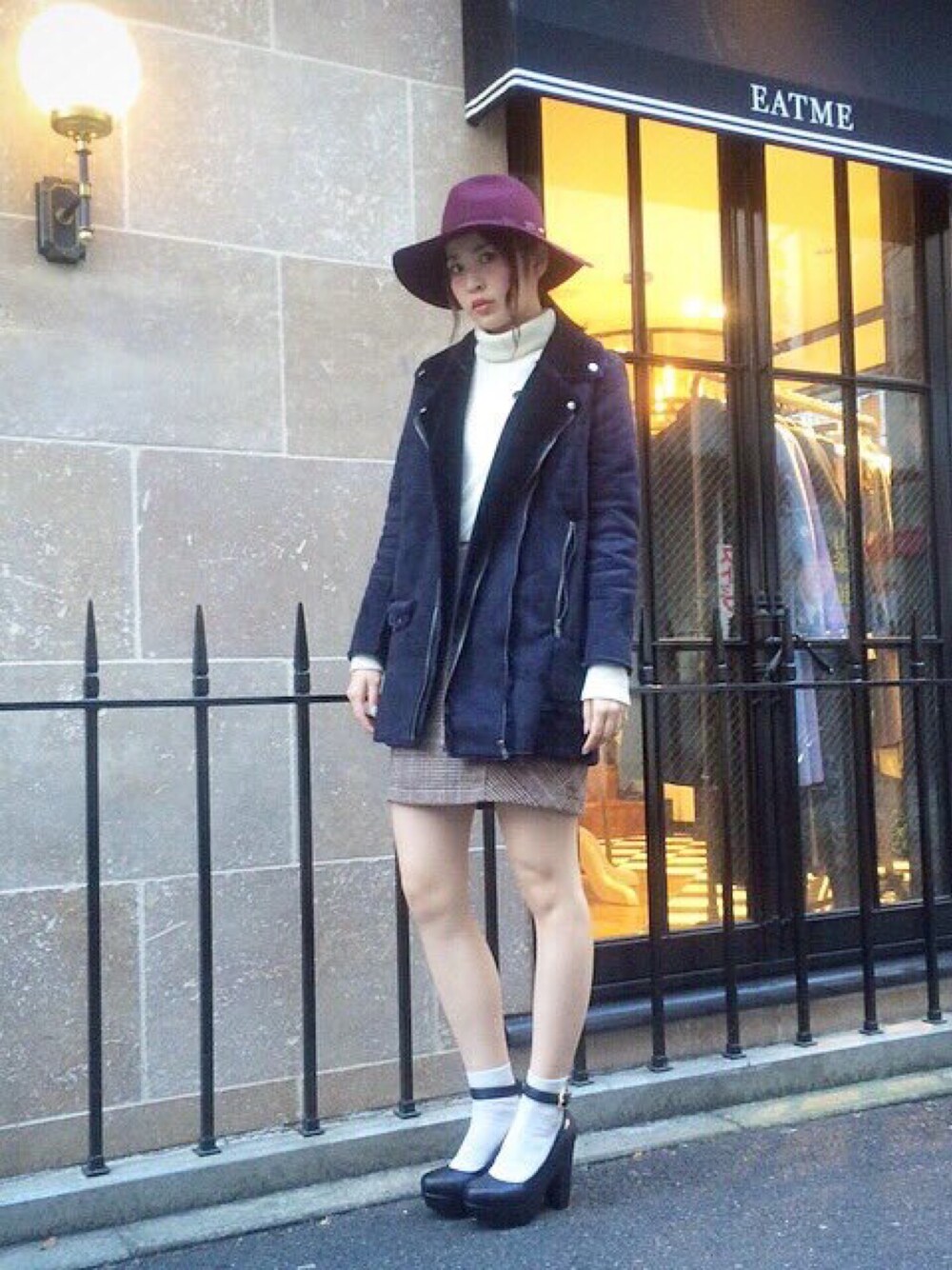 ホワイト系のニット/セーター、ブルー系のライダースジャケット、ブラウン系のスカートを着用したレディースの冬コーディネートの1枚目の写真