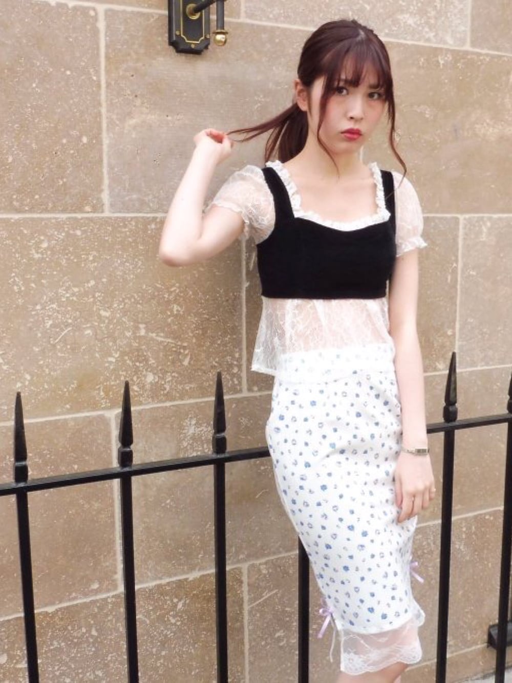 ホワイト系のスカート、ホワイト系のその他トップスを着用したレディースの春コーディネートの1枚目の写真