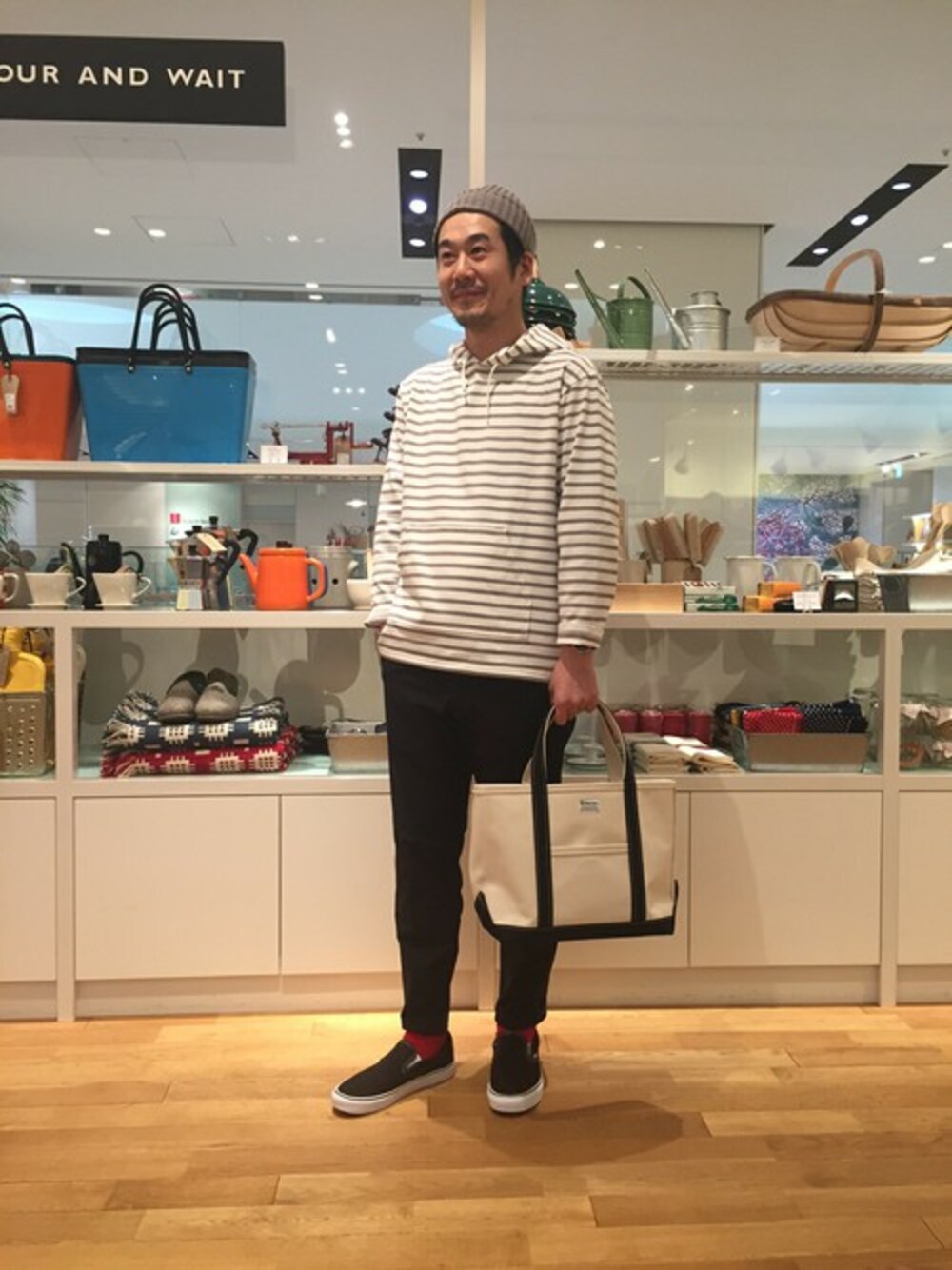 ホワイト系のTシャツ/カットソー、ブラック系のトートバッグ、ブラック系のその他パンツを着用したメンズの冬コーディネートの1枚目の写真