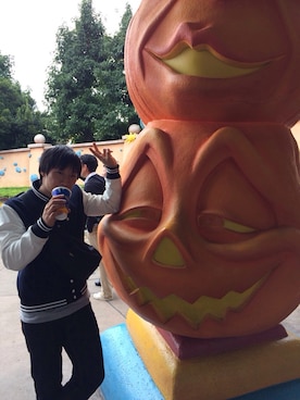「ディズニーランド」｜「アイテム（スタジャン）」を使った、とみーくんさん（メンズ・170cm）の秋コーディネート
