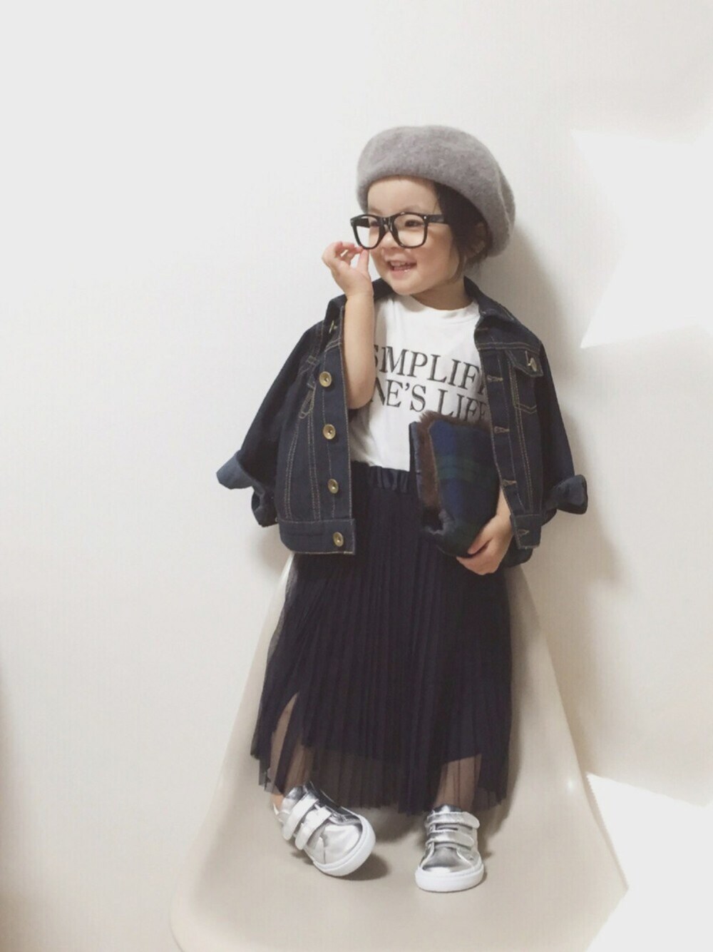 「ベレー帽×メガネ、ベレー帽、デニムジャケット、プリーツスカート、シルバースニーカー、2歳、おんなのこ、ootd、gaplove」｜「VISのウールフェルトベレー（ハンチング/ベレー帽、グレー系）」を使った、RIOさん（キッズ・80cm）の秋コーディネートの1枚目の写真